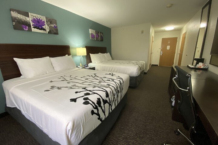 1 Queen Bed (26 of 27)