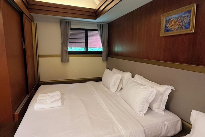 Room 5 of 32