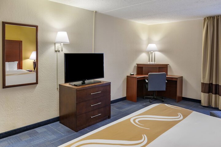 Suite King Bed Accessible (11 of 11)