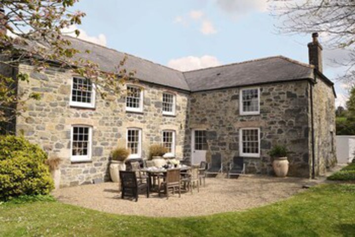 Luxury 5-star farmhouse near the Cornish coast on the Bonython Estate Lizard Peninsula