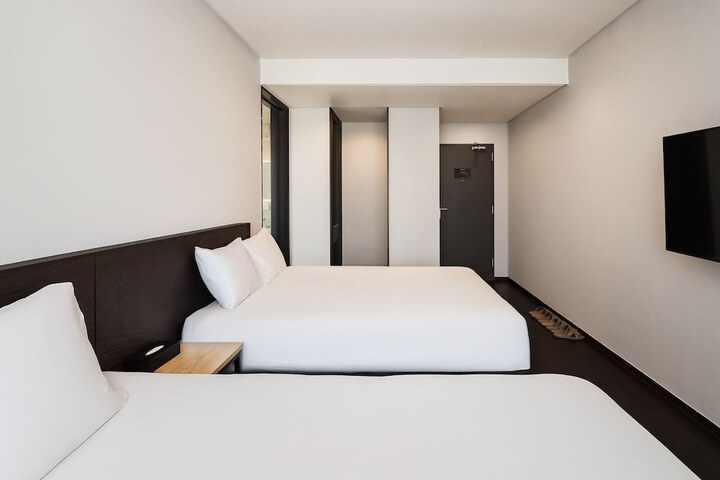Room 10 of 48