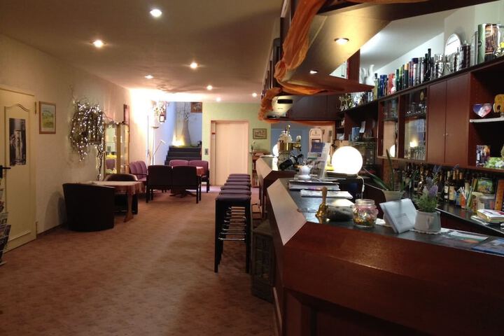 Lounge 27 of 40