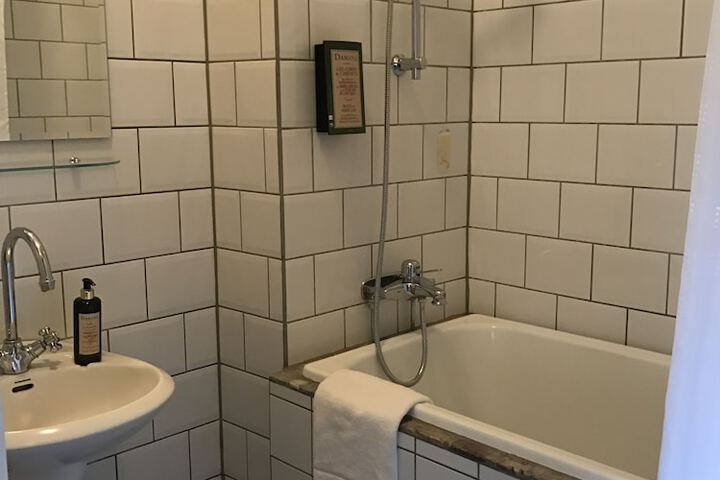 Room 17 of 40