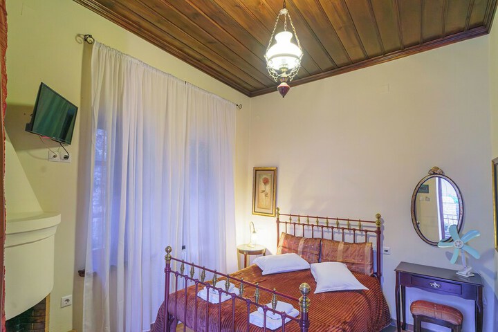 Room 2 of 97
