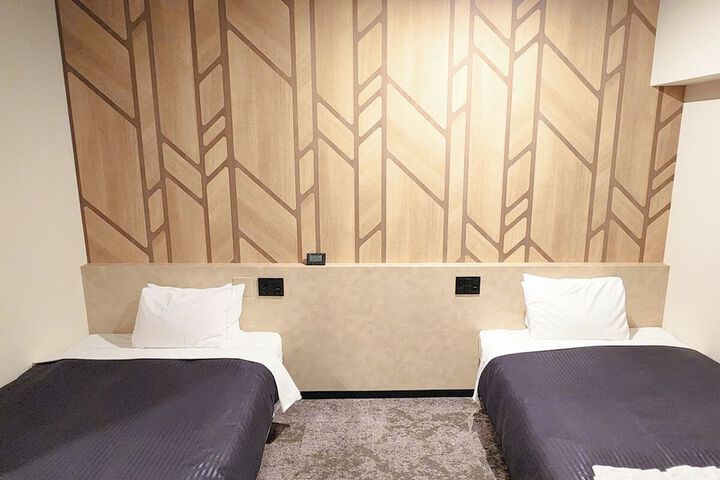 Room 11 of 28