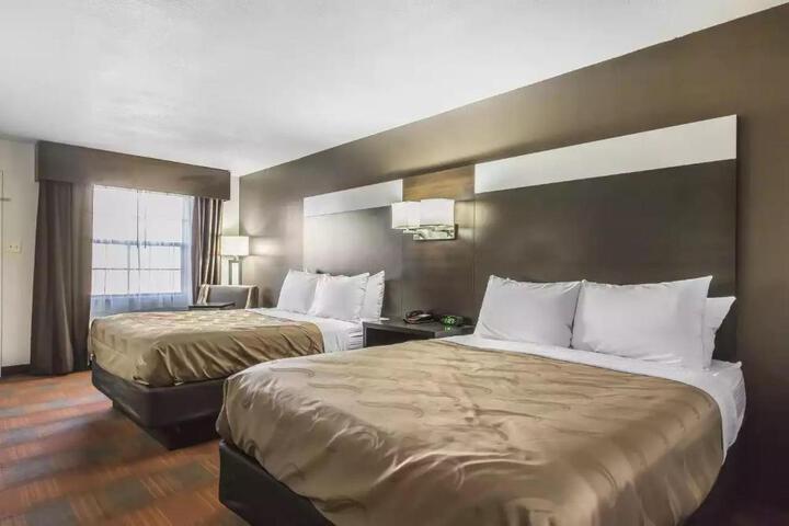 2 Queen Beds (7 of 10)