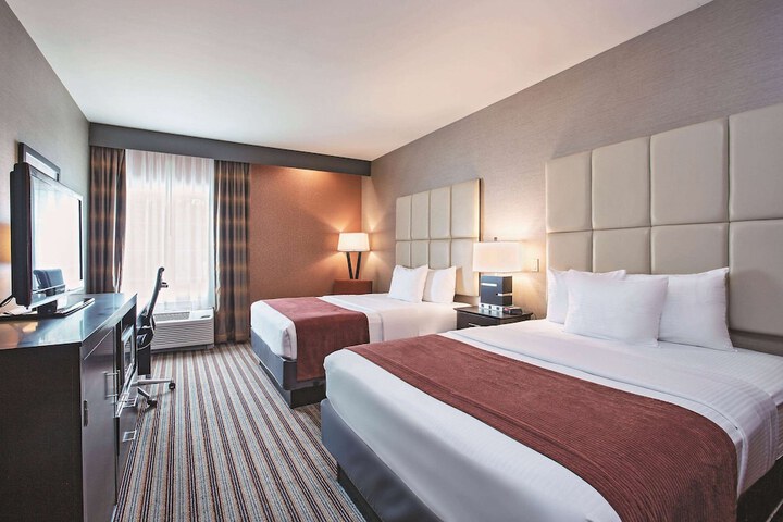 2 Queen Beds Mobility Hearing Impaired Accessible Room (3 of 8)
