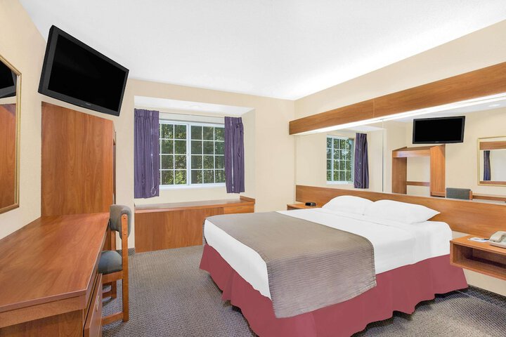1 Queen Bed (20 of 25)