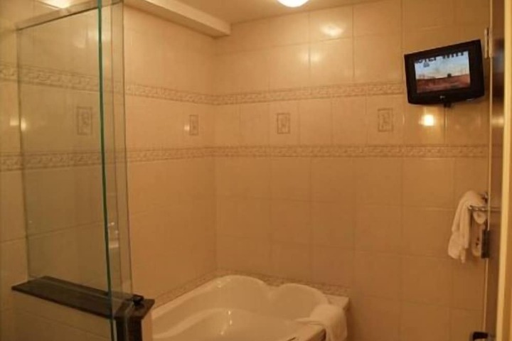 Deep soaking bathtub