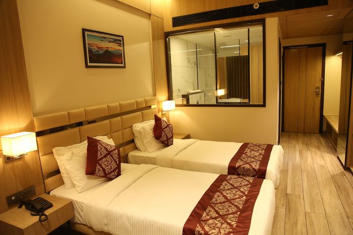 Room 7 of 33