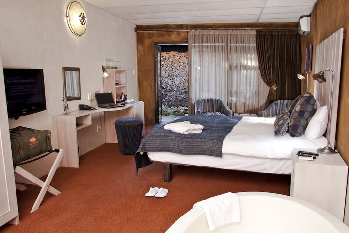 Room 5 of 76