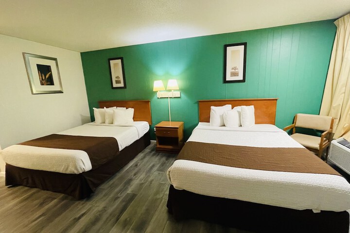 2 Double Beds (24 of 27)