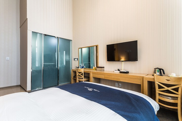 Room 8 of 117