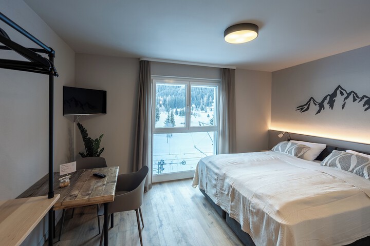Room 10 of 32