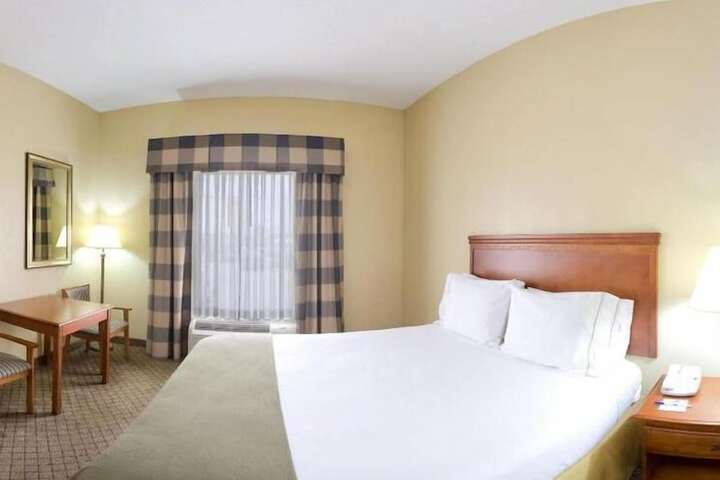 1 King Bed (9 of 14)
