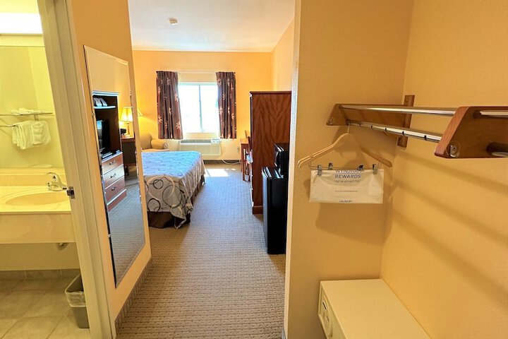 1 King Bed (22 of 32)