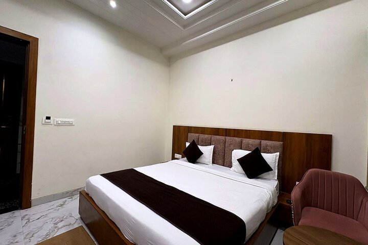 Room 4 of 17