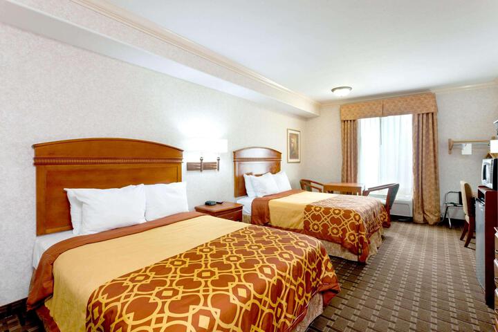 2 Queen Beds (4 of 16)
