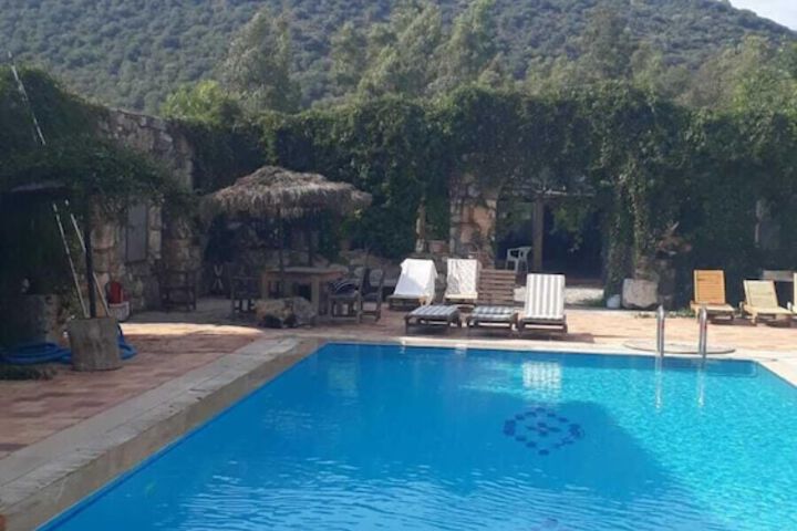 Pool 10 of 15