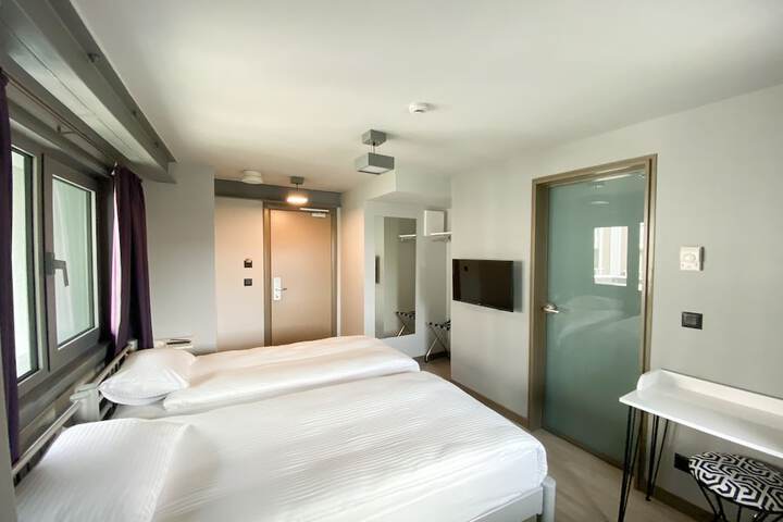 Room 3 of 20