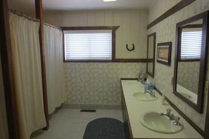 Room 6 of 11