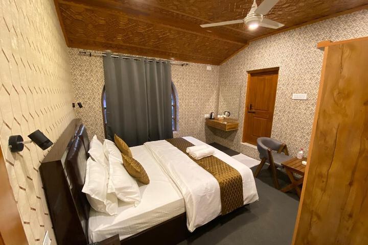 Room 5 of 8