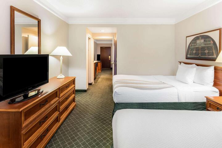 2 Double Beds (10 of 14)