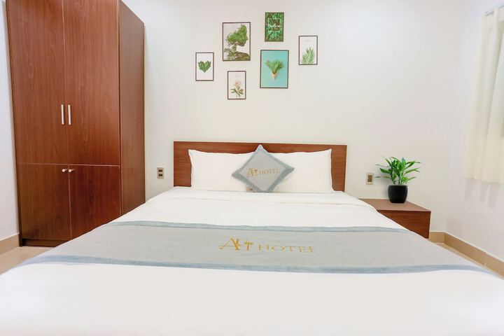 Room 8 of 12
