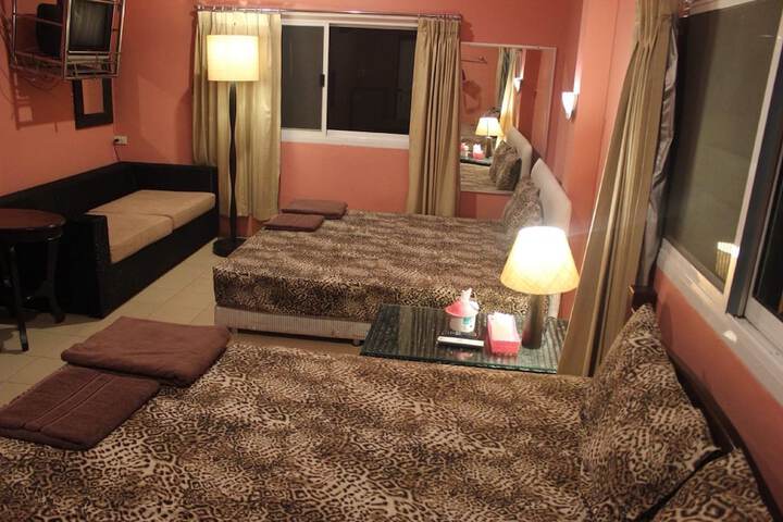 Room 5 of 32