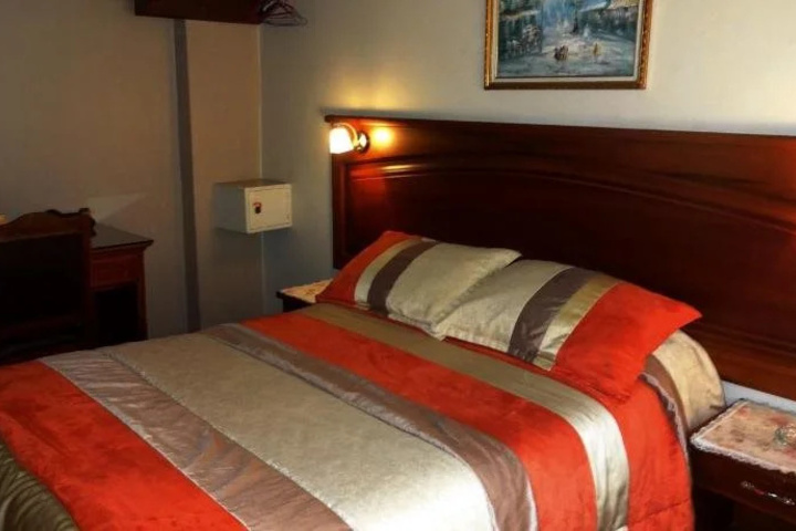 Room 6 of 13