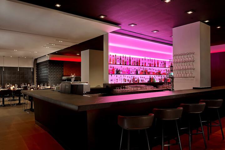 Lounge 55 of 61
