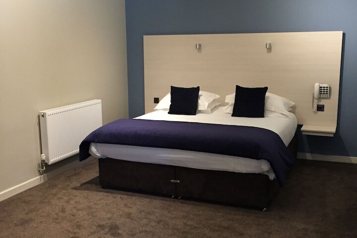 Room 12 of 83