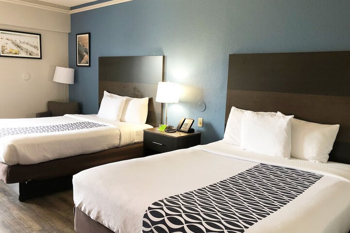 2 Queen Beds Accessible Roll in Shower (8 of 11)