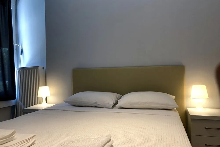 Room 6 of 12