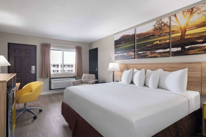 Room 15 of 28