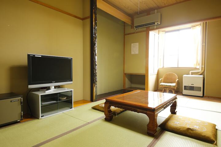 Room 8 of 90
