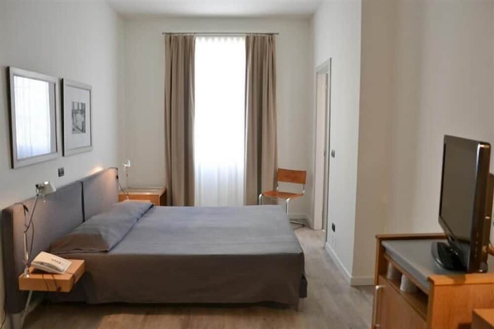 Room 6 of 15