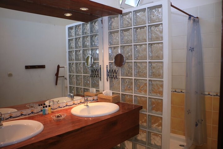 Room 42 of 100