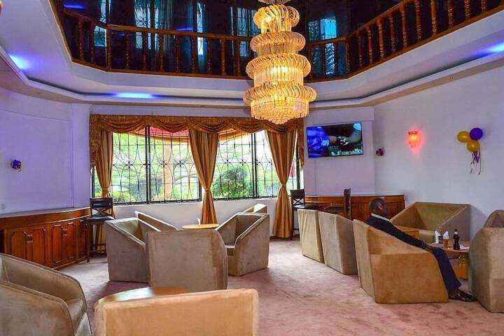 Lounge 21 of 25