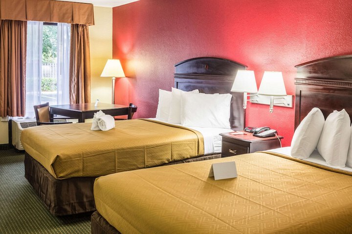 2 Double Beds (3 of 9)