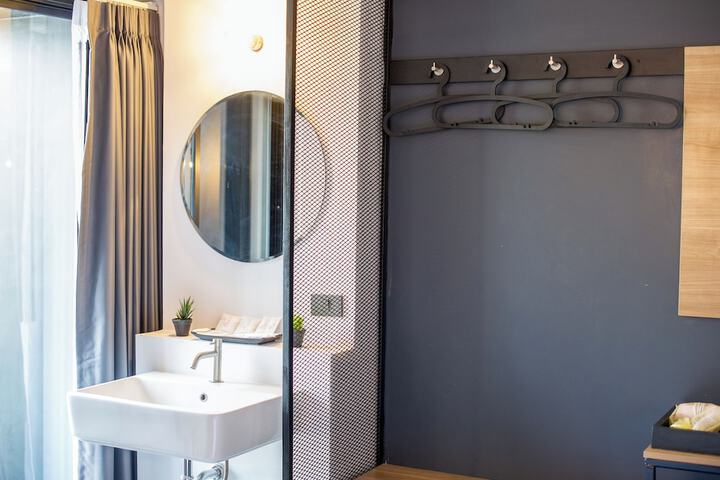 Room 15 of 77