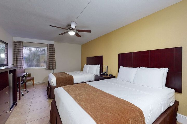 2 Queen Beds (36 of 49)