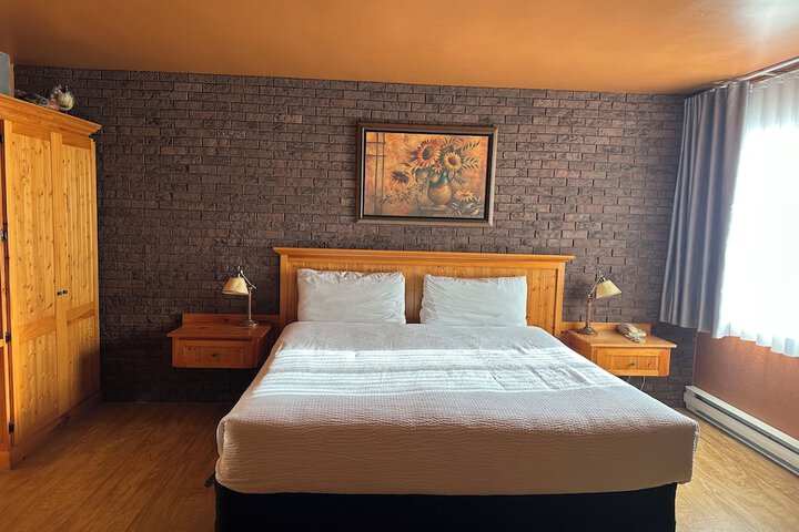 1 King Bed (3 of 10)