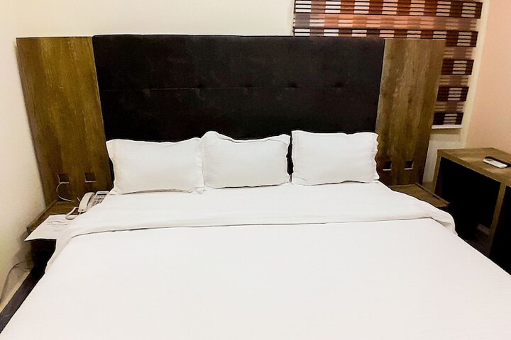 Room 4 of 16