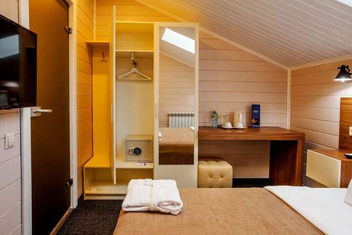 Room 5 of 18