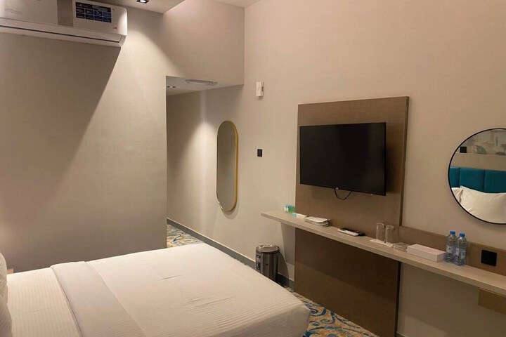 Room 17 of 33
