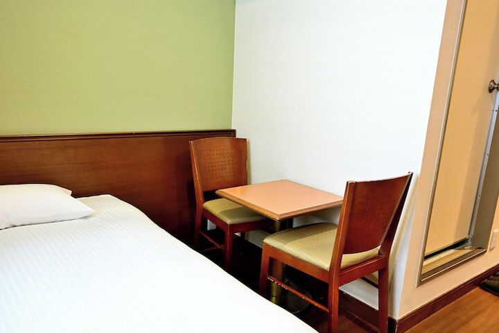 Room 8 of 42