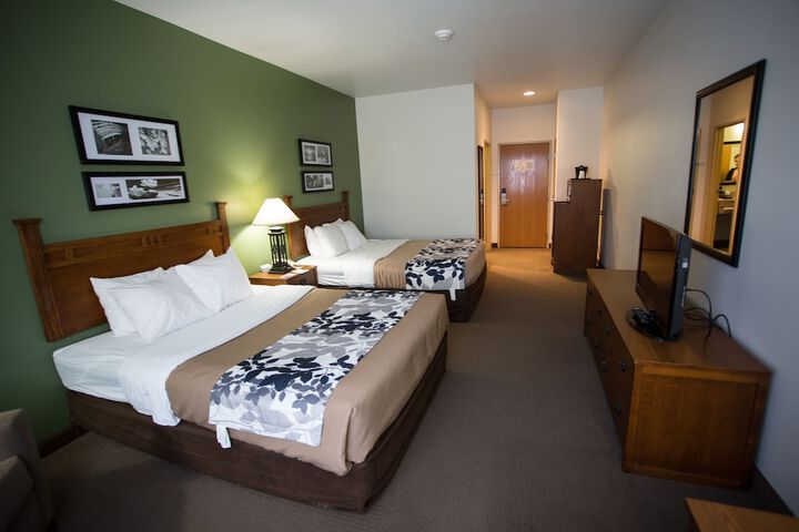 2 Queen Beds (11 of 14)