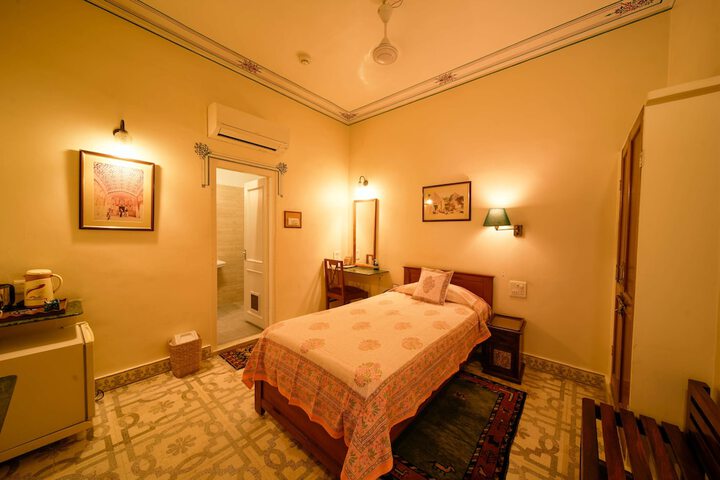 Room 53 of 183