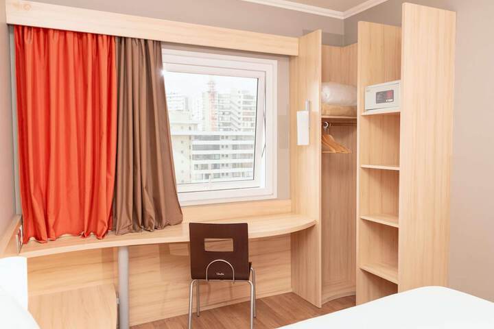 Room 10 of 77